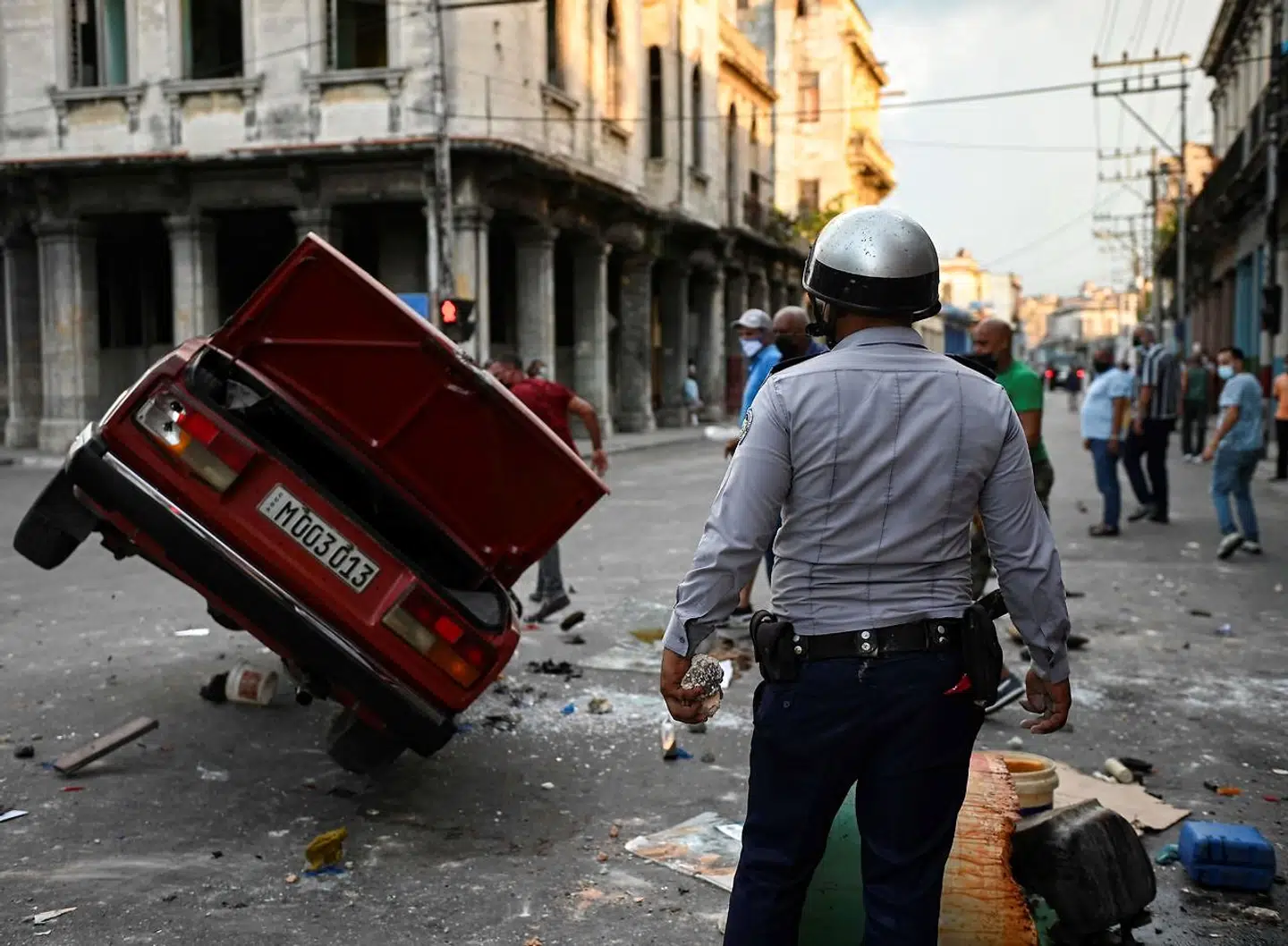 Det gik hårdt ud over bilerne under søndagens demonstrationer, her i hovedstaden Havana.