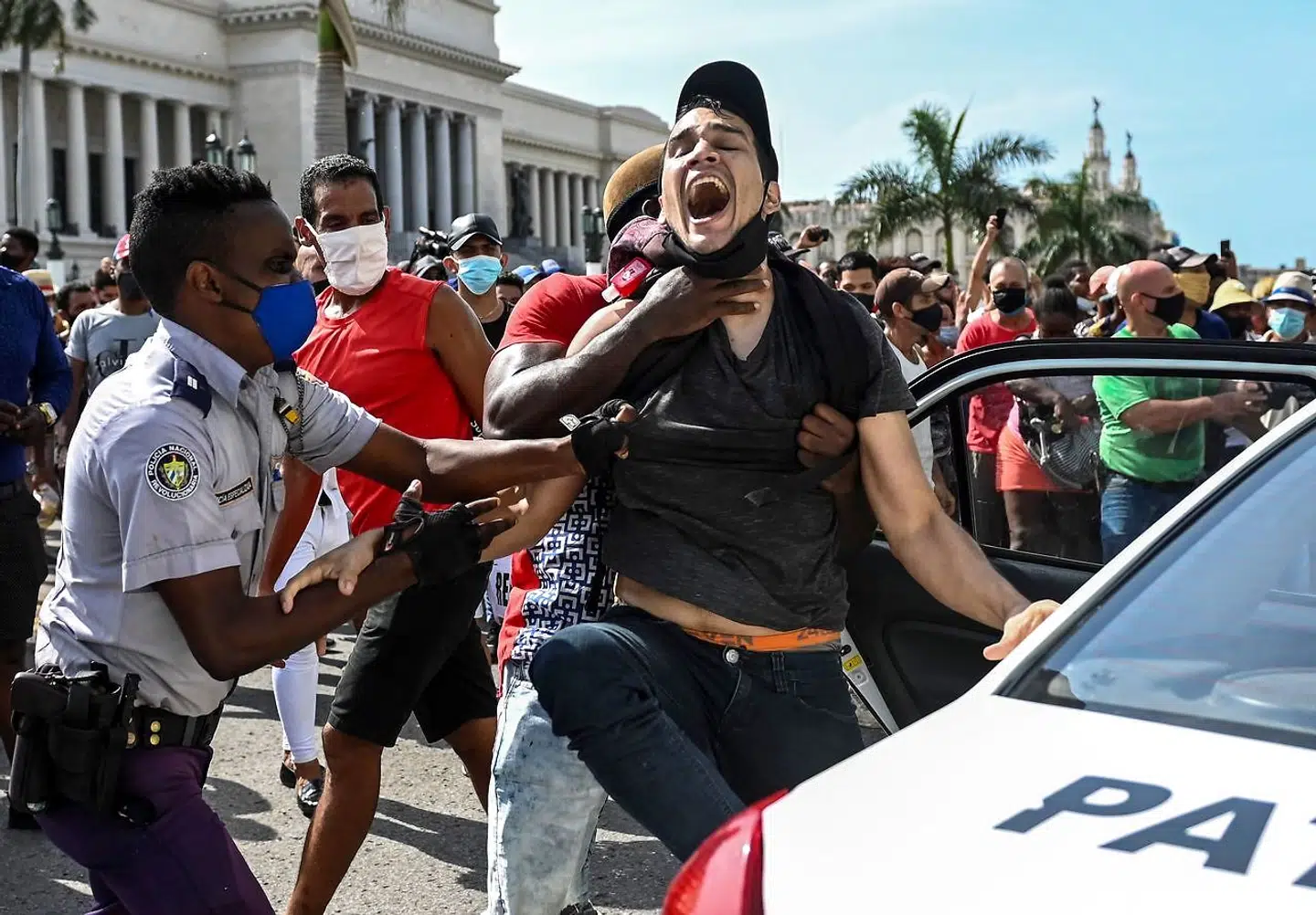 Politiet anholder en demonstrant i Havana. I alt er godt 100 blevet arresteret i forbindelse med protesterne.