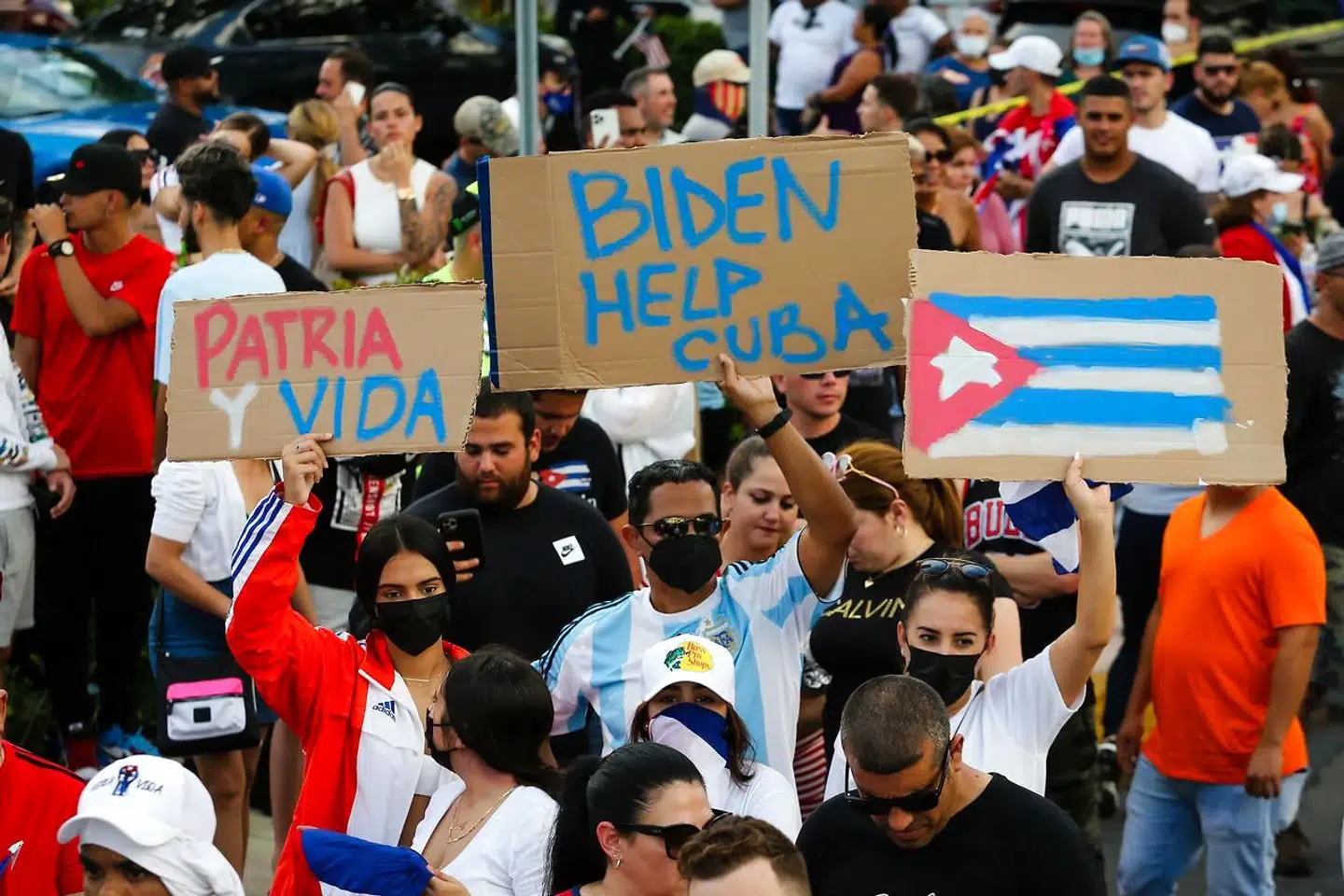 Der opstod hurtigt sympatiaktioner i Miami, hvor hovedparten af de mange eksilcubanere i USA er bosat. Kravet var, at præsident Joseph Biden går aktivt ind i konflikten.