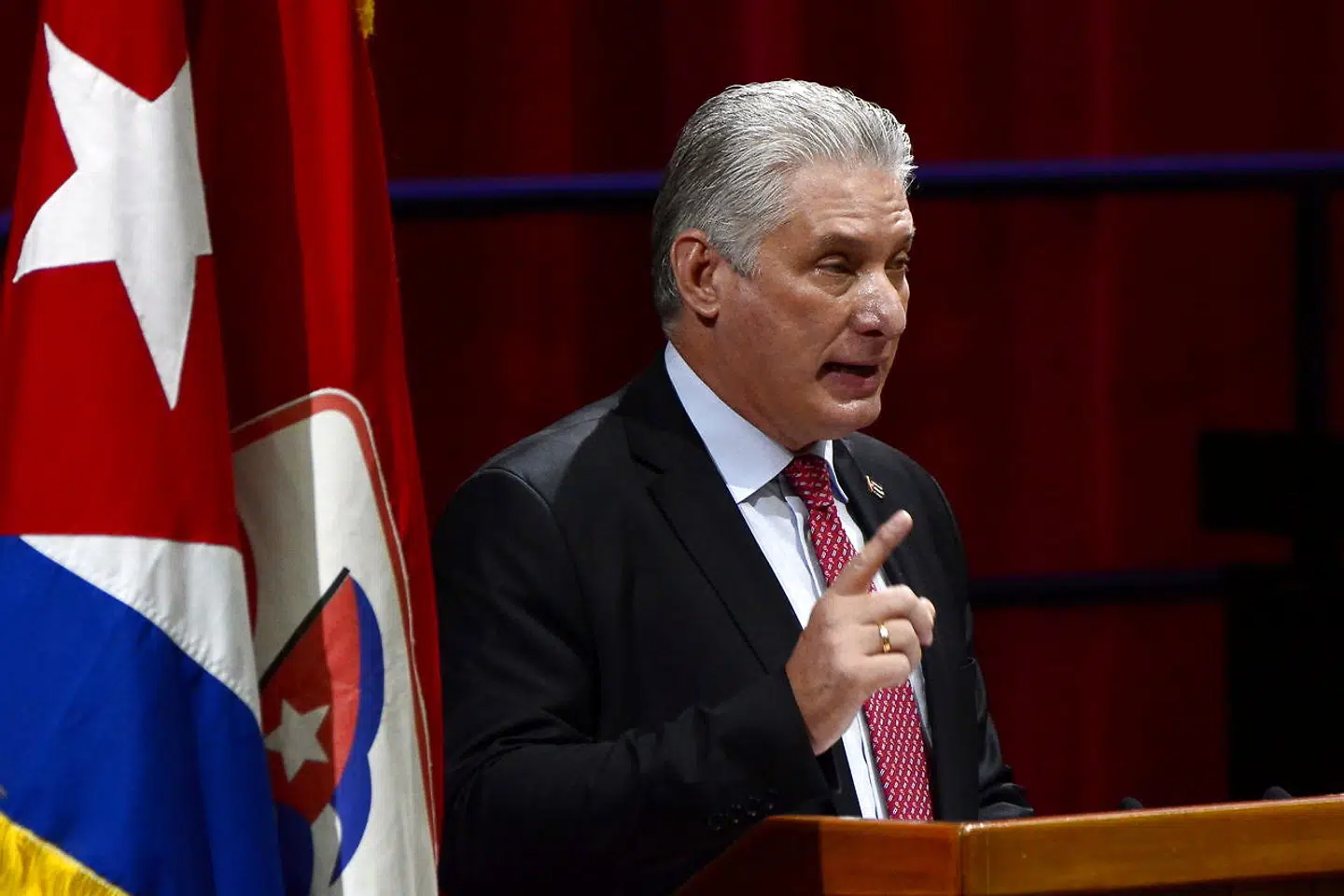 Præsident Miguel Díaz-Canel overtog i april posten som generalsekretær for kommunistpartiet efter Fidel Castros 90-årige broder, Raúl. Han er nu både af navn og gavn Cubas øverste leder.