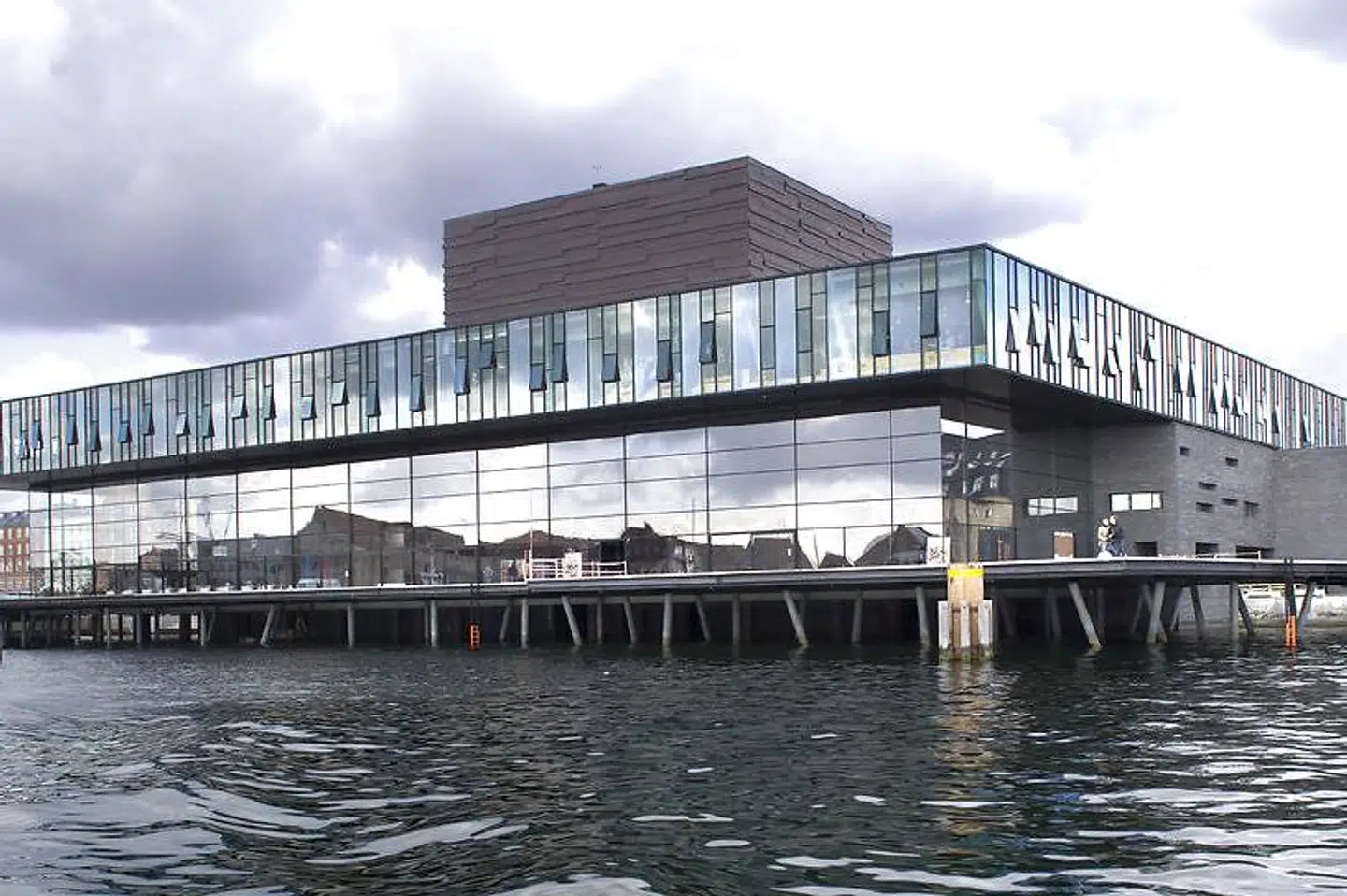 Et teaterhus på pæle. Det Kongelige Teaters skuespilhus .