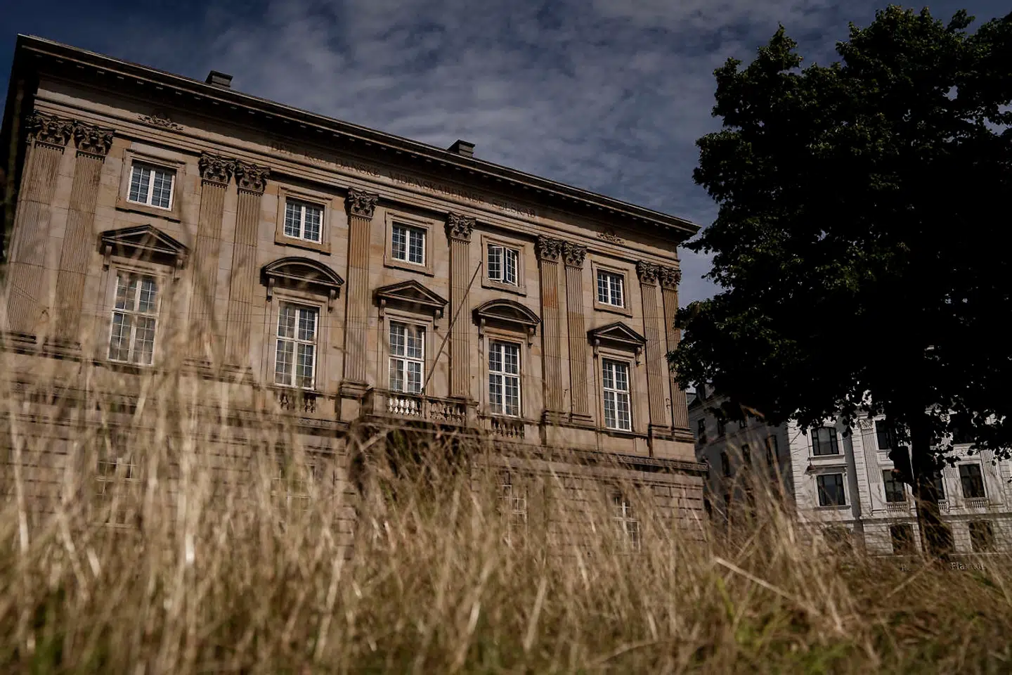 Videnskabernes Selskab har til huse hos Carlsbergfondet i dets bygning på H.C. Andersens Boulevard midt i København.