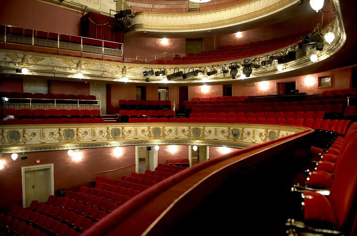 Med sine loger, balkoner og lysekroner er Det Ny Teater et flot og festligt teaterhus.