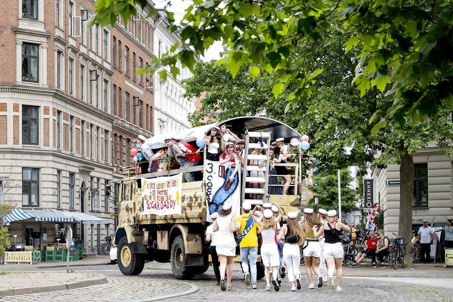 Vi bør bakke de unge op i alligevel at vente lidt med uddannelsesforløbet, nu hvor coronakrisen har fået flere til at søge direkte ind på en uddannelse efter studentereksamen i stedet for at tage et sabbatår, mener Karen Bro.