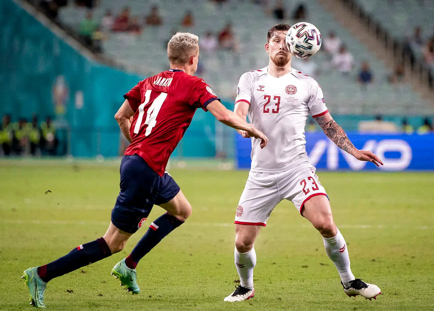»Det er næppe uvæsentligt i denne sammenhæng, at herrelandsholdet har vist os en mere mangfoldig side af fodbolden,« skriver Andreas Gylling Æbelø. På billedet ses Pierre-Emile Højbjerg og Jakub Jankto under kvartfinalen mellem Danmark - Tjekkiet på Baku Olympic Stadium i Aserbajdsjan, lørdag den 3. juli 2021.