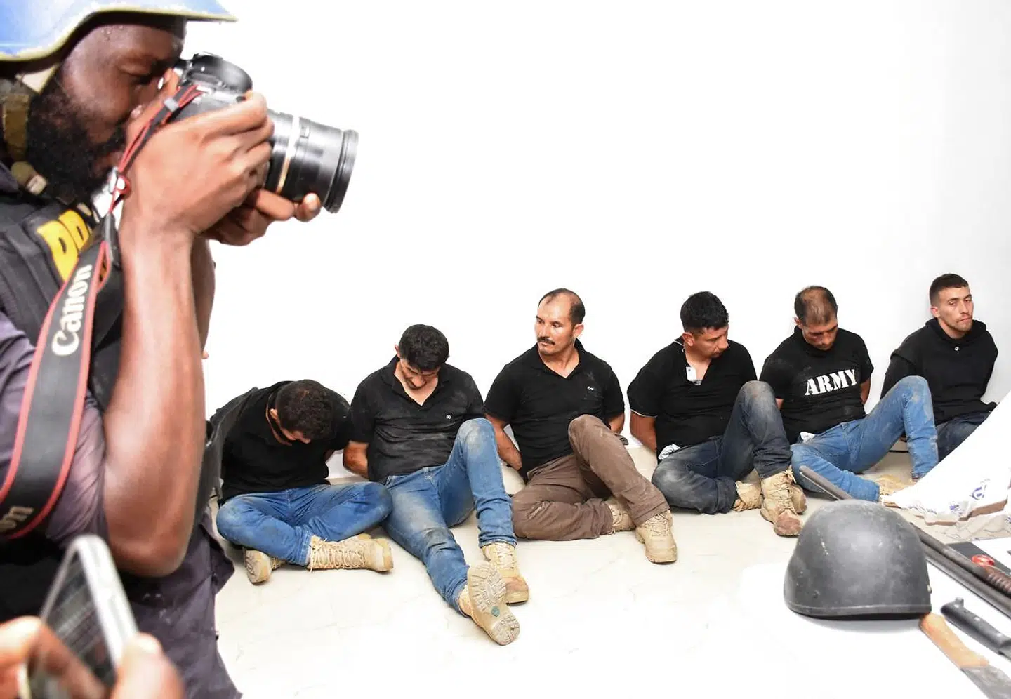 En gruppe af de i alt 20 colombianske eksmilitærfolk, der ifølge myndighederne i Haiti udførte attentatet mod landets præsident, blev torsdag vist frem for pressen.