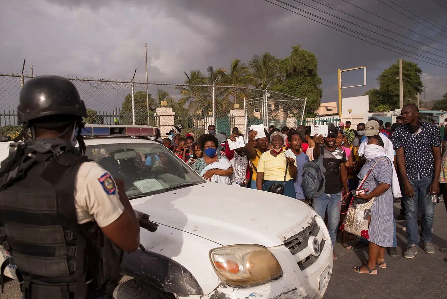 Hundredvis af haitianerne har de seneste dage samlet sig uden for USAs ambassade for at søge om politisk asyl. De frygter, at en væbnet konflikt skal bryde ud efter mordet på præsident Jovenel Moïse.