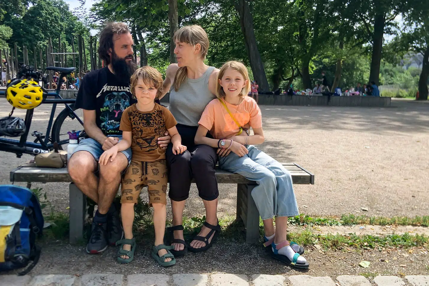 Christian og Gry er bedre til at lave regler for mobilbrug for deres børn, femårige Pelle og Hedvig på ni år, end de er til selv at følge regler. Men så har Hedvig en løsning: »Jeg lægger tit deres telefoner langt væk fra dem,« fortæller hun.