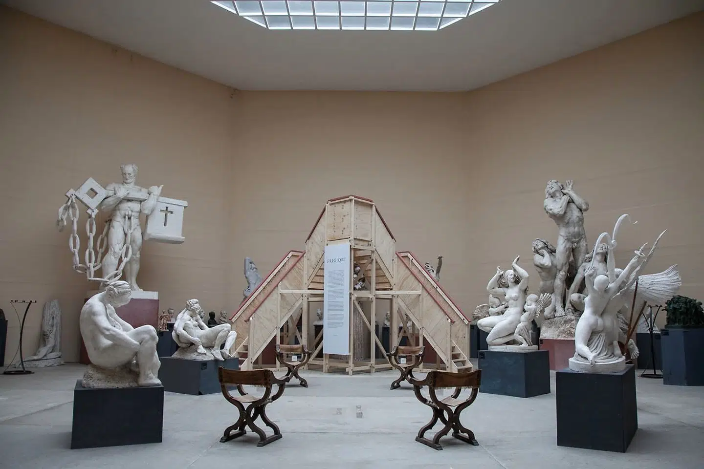 På udstillingen fortolker de to kunstnere Erik Steffensen og Balder Olrik blandt andet Rudolph Tegner gennem fotografiske værker og en større installation, der involverer et specialbygget fuldspektrumkamera.