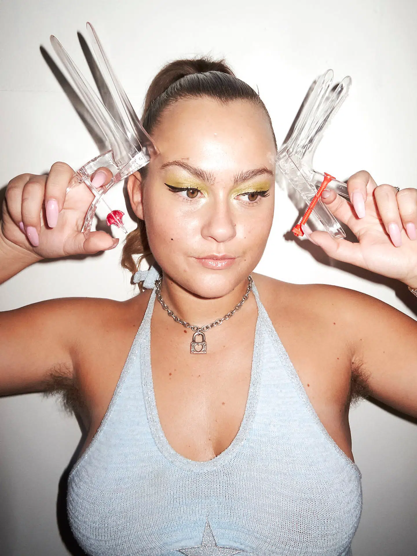 Fotograf Petra Kleis har over en treårig periode taget 4.000 billeder af kunstner Maja Malou Lyse.