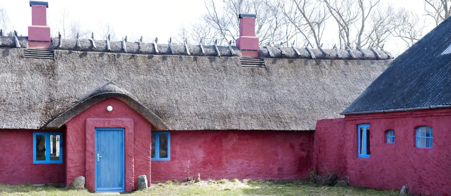 Asger Jorn boede i perioder i stråtæktshuset på Læsø, som kunstneren erhvervede sig i 1966 og benyttede frem til sin død i 1973.