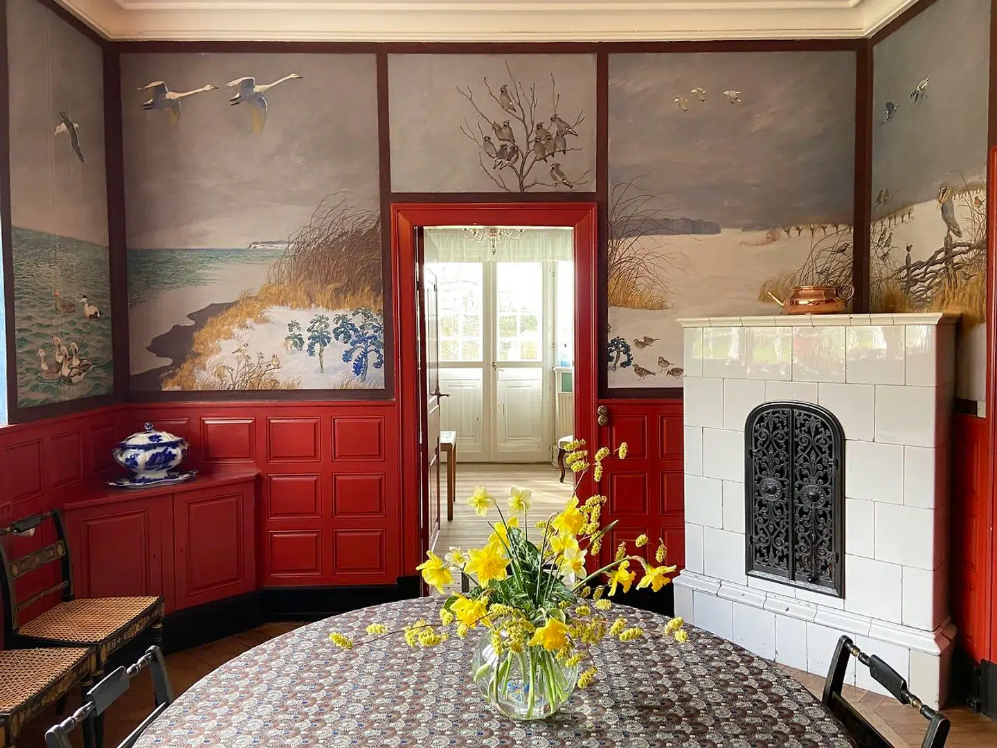 Skagensarkitekten Ulrik Plesner har tegnet Johannes Larsens tidligere hjem, der i dag tjener som museum. Arkitektens opgave bestod blandt andet i at skabe et hus med blot ét lysindfald fra den ene side, så kunstnerfamilien Larsen kunne holde styr på skyggeforholdene.