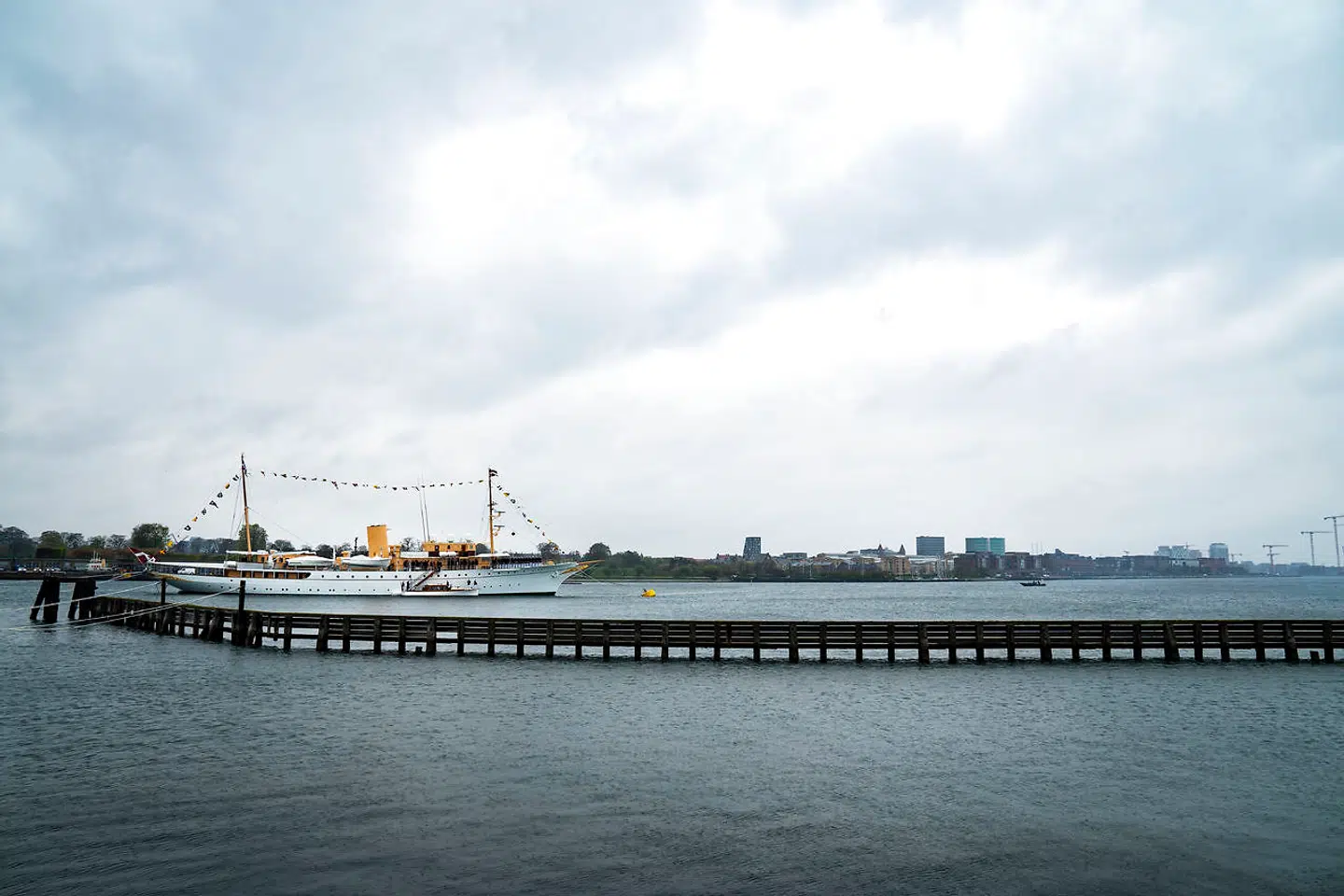 ARKIVFOTO: Dronning Margrethe går officielt om bord på Kongeskibet Dannebrog i Københavns Havn, tirsdag den 4. maj 2021.. (Foto: Emil Helms/Ritzau Scanpix)