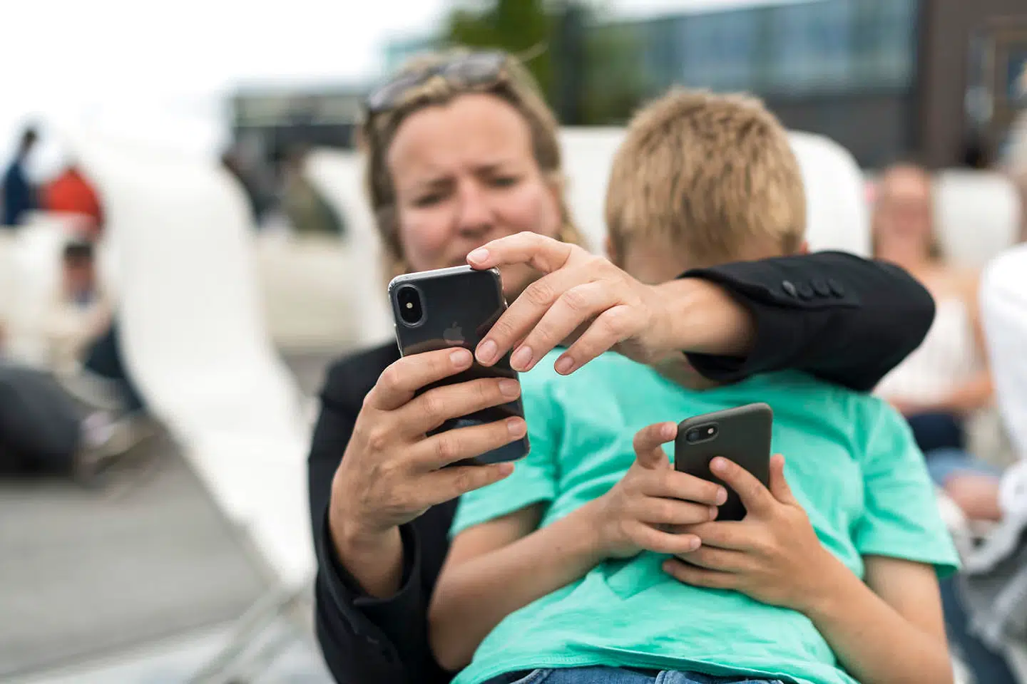 Konflikter i hjemmet handler ofte om, hvor meget tid børnene må bruge på telefonen eller computeren. I en ny undersøgelse bliver forældrenes skærmtid sat under lup.