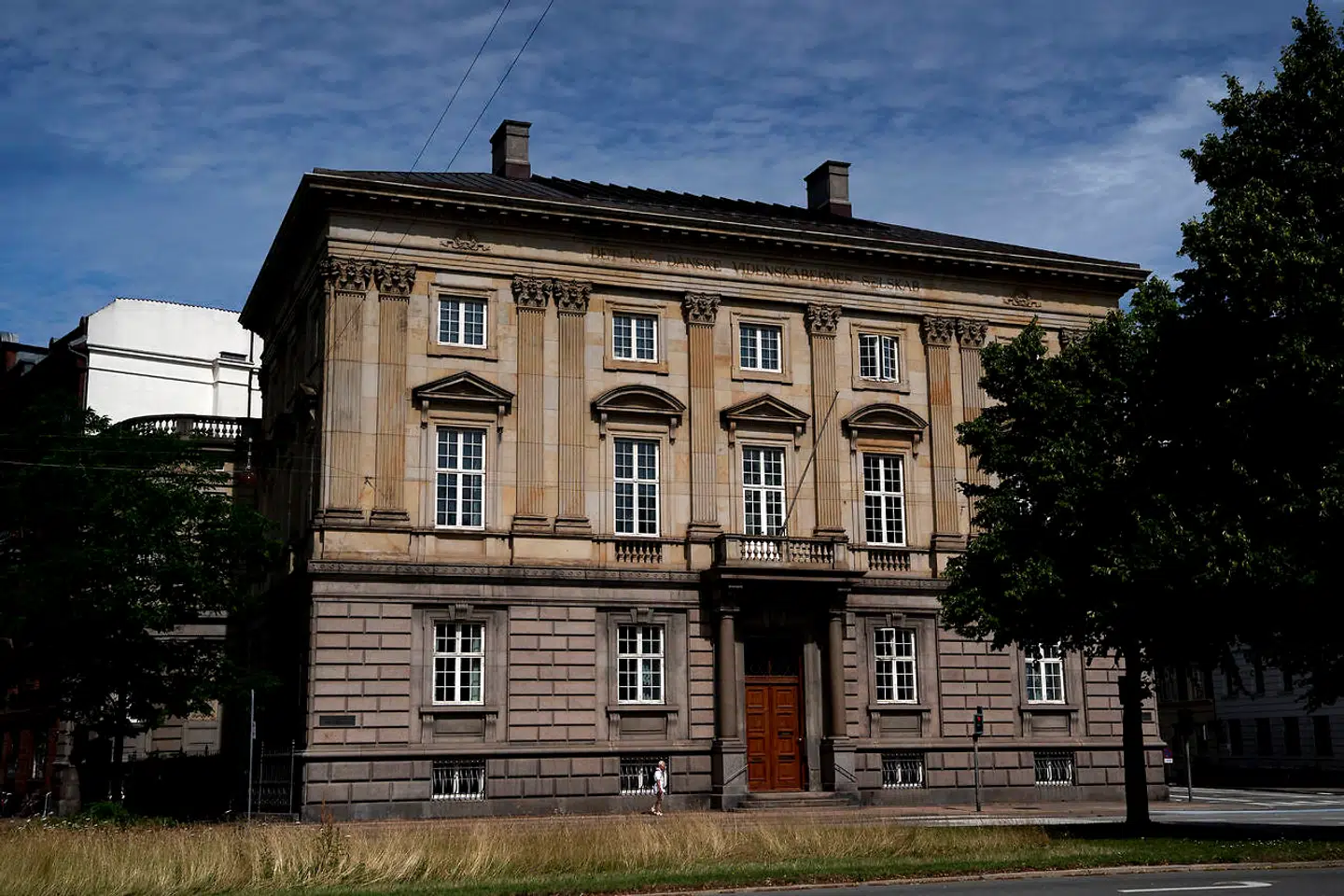 Medlemmerne af Videnskabernes Selskab mødes flere gange om måneden til eksempelvis foredrag. Her serveres smørrebrød med – naturligvis – Carlsberg-øl til. Selskabet åbner jævnligt sit hus for offentligheden og har tidligere tilbudt foredrag ved Nobelpristagere.