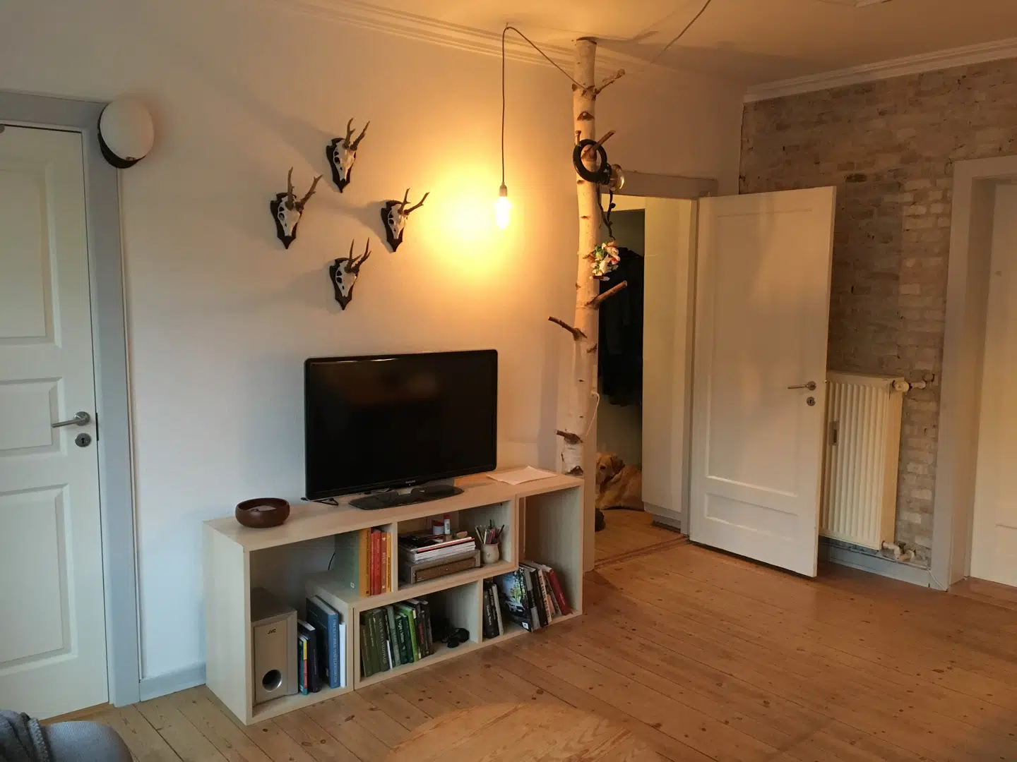 11 dage efter, at Anders Søgaards lejlighed i Vanløse blev sat til salg som et skuffesalg, kom der et bud fra en køber. Men han fik først præsenteret buddet to dage senere – efter at mægleren havde overbevist ham om at sætte den officielt til salg på nettet.