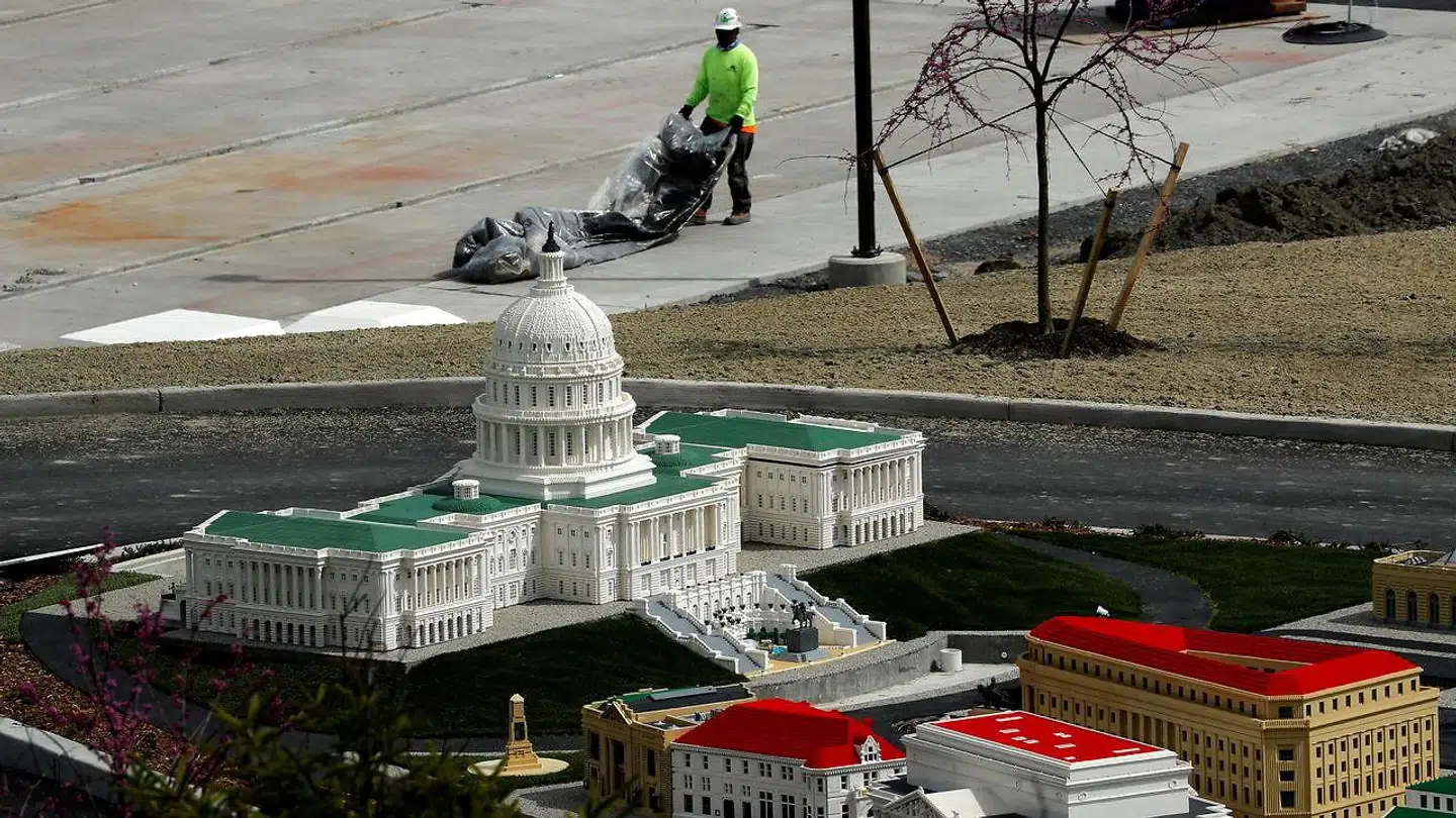 Capitol-bygningen fra nabobyen Washington er der også blevet plads til - genskabt i Lego. REUTERS/Mike Segar