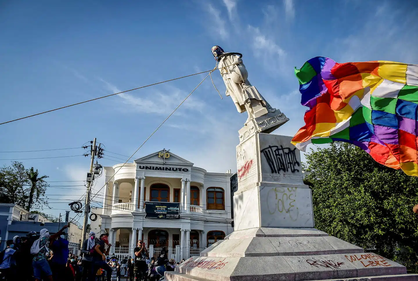 Der er voksende social og politisk uro flere steder i Latinamerika, hvor coronapandemien hærger økonomien oven i den menneskelige katastrofe. Især Colombia har oplevet store protestdemonstrationer imod regeringen. Her er det en statue af Christofer Columbus, der bliver væltet i Barranquilla 28. juni 2021.