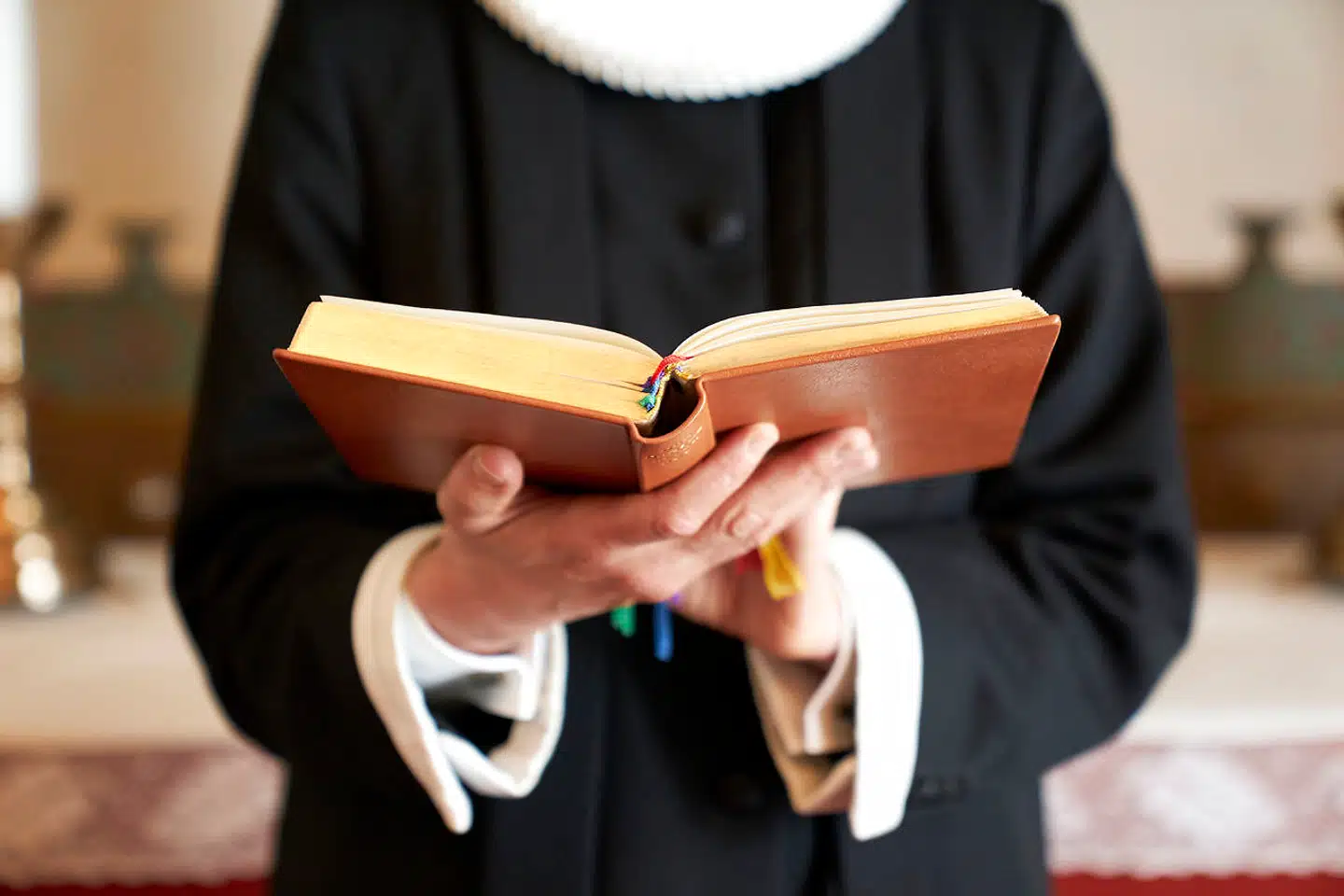 »Begge bøger giver hver på deres måde indblik i, at det religiøse ikke bare er diffuse fornemmelser og udefinerbare ord og begreber. Og i, at Gud er den, vi møder, når vi stiller spørgsmål til livets mening og sammenhæng og til vores egen placering i det. Gud er den stemme, vi godt kender,« skriver Pia Søltoft, forfatter og sognepræst, i denne anmeldelse af de to udgivelser »Bibelen for nysgerrige« og »Det skal nok gå – godt. Til konfirmanden.«