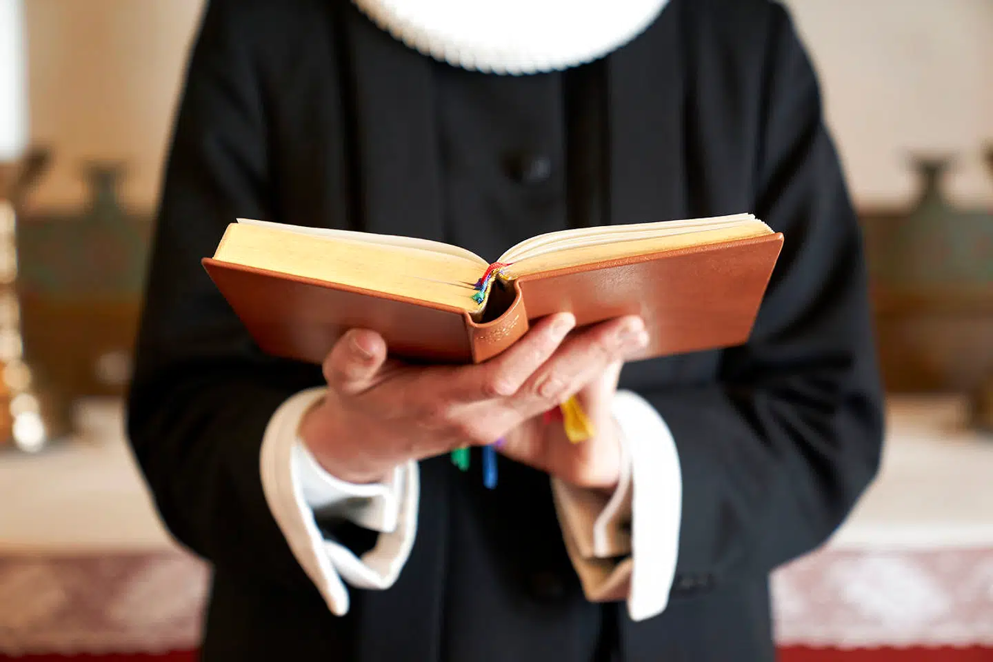 »Begge bøger giver hver på deres måde indblik i, at det religiøse ikke bare er diffuse fornemmelser og udefinerbare ord og begreber. Og i, at Gud er den, vi møder, når vi stiller spørgsmål til livets mening og sammenhæng og til vores egen placering i det. Gud er den stemme, vi godt kender,« skriver Pia Søltoft, forfatter og sognepræst, i denne anmeldelse af de to udgivelser »Bibelen for nysgerrige« og »Det skal nok gå – godt. Til konfirmanden.«