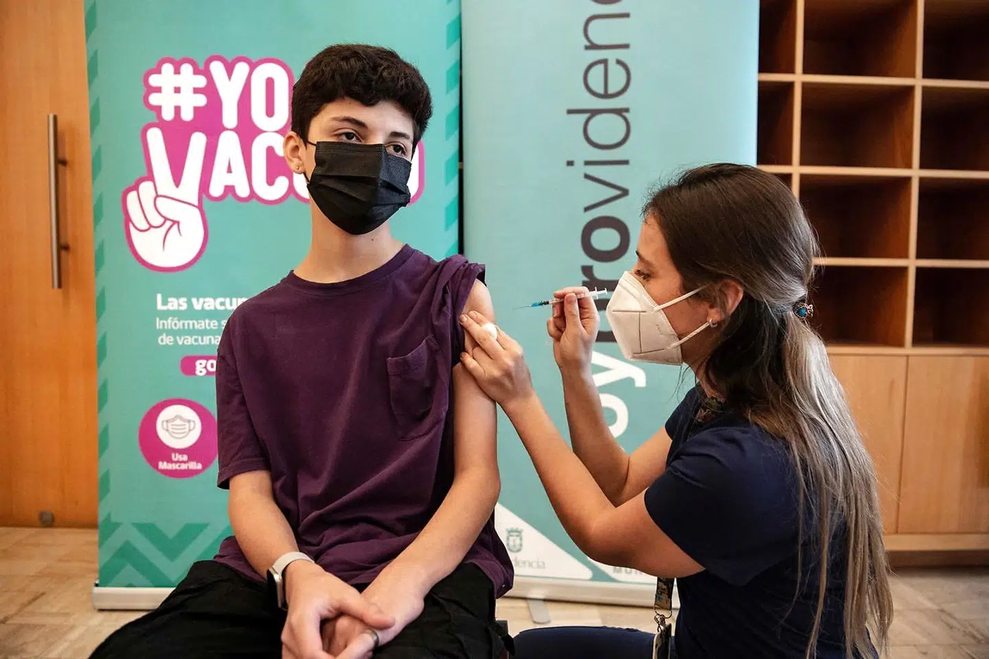 Snart kommer turen til de 12-15-årige i Danmark, der ligesom dette barn i Chile skal have en dosis coronavaccine.