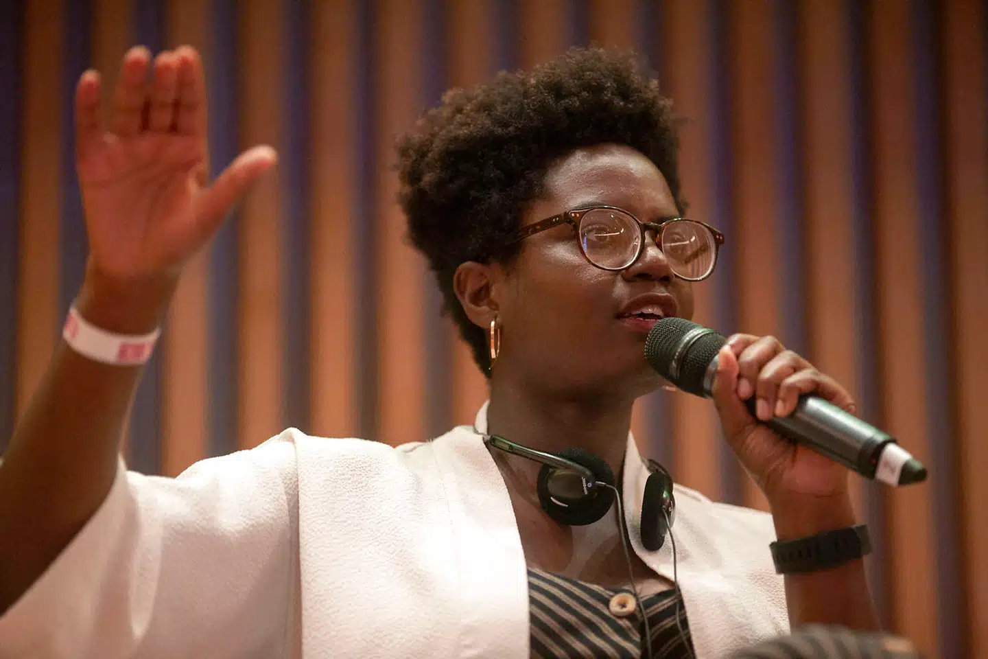 Det er den britiske journalist og forfatter Reni Eddo-Lodge, som primært beskæftiger sig med feminisme og strukturel racisme, der står bag »Derfor taler jeg ikke længere med hvide om race«.