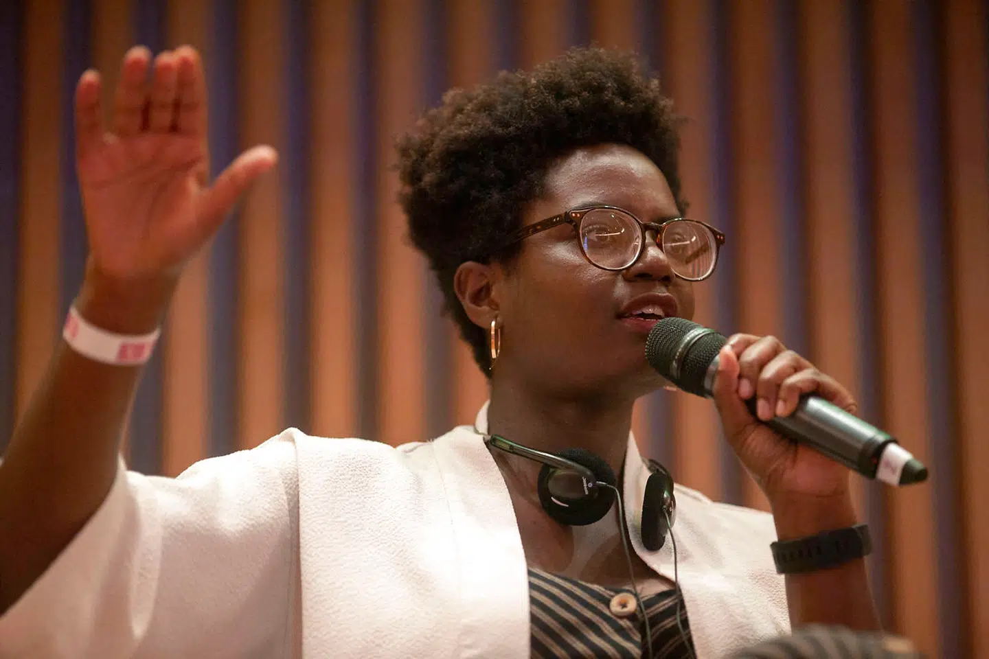 Det er den britiske journalist og forfatter Reni Eddo-Lodge, som primært beskæftiger sig med feminisme og strukturel racisme, der står bag »Derfor taler jeg ikke længere med hvide om race«.