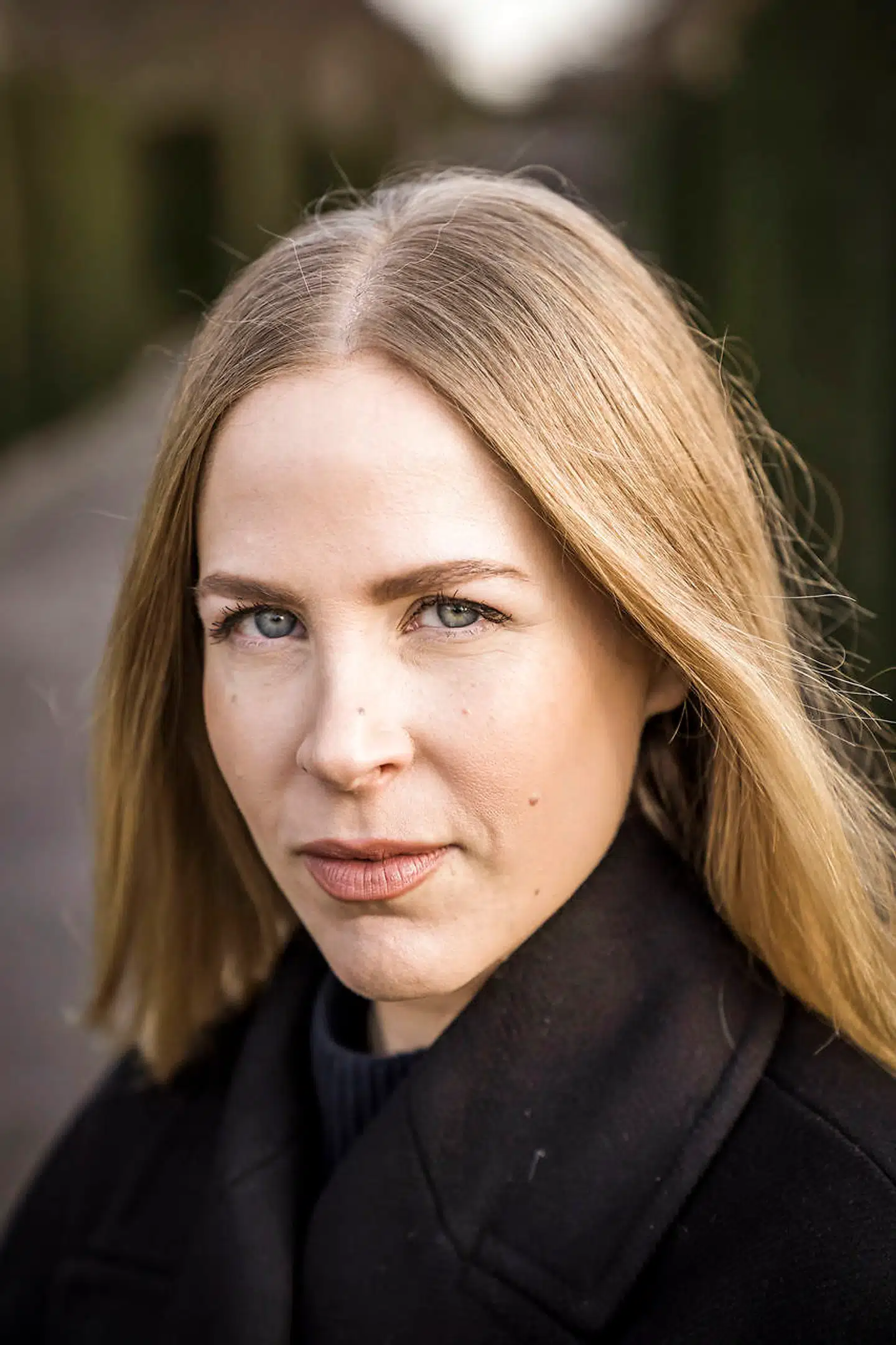 »Overbevisningskraften ligger i følelsesudbrud, generaliseringer og viljen til at fremdrage et arketypisk had mod ’de andre’. Det er ikke en bog til folk, der sætter pris på – eller forstår? – argumenter og substans,« skriver debattør og foredragsholder Eva Agnete Selsing i denne anmeldelse og giver bogen to ud af seks stjerner.