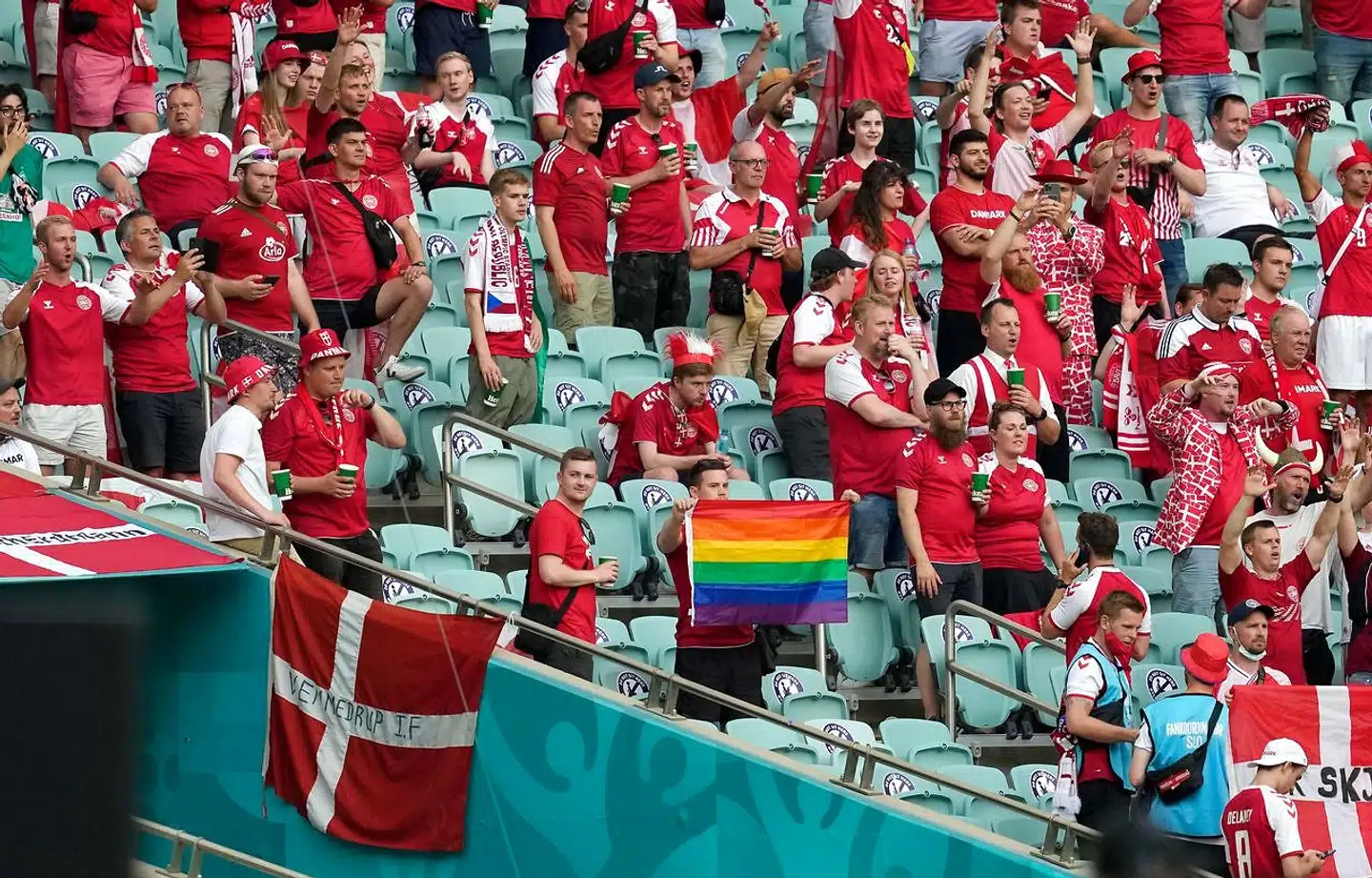 Kristoffer Føns med regnbueflaget, som han tog med på stadion i Baku.