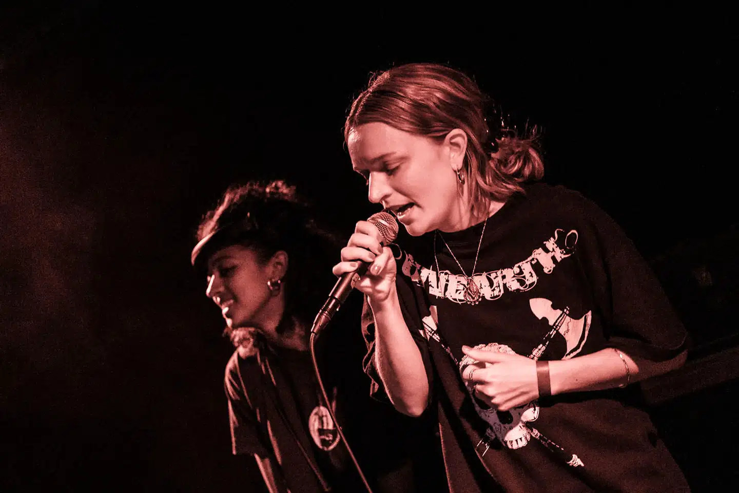 »Jeg ser ikke mig selv som jazzmusiker, og det tror jeg, at der er mange, der ikke gør. Hvad vil det overhovedet sige? Vi spiller musik, og det er det vigtigste,« siger Astrid Engberg (forrest). Her er hun i Pumpehuset sammen med Malika Mahmoud.