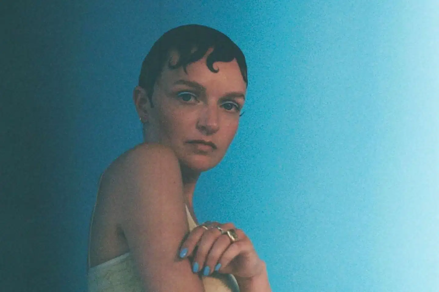 Sanger, musiker og producer Astrid Engberg kombinerer forskellige genrer, hvilket gør hende unik som artist.