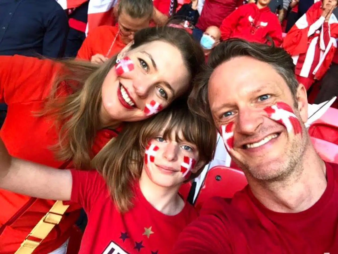 Eva Høier Greene så kampen med sin søn og mand. De havde en grim oplevelse på vej hjem fra kampen, hvor hendes mand blev slået af en engelsk fan.