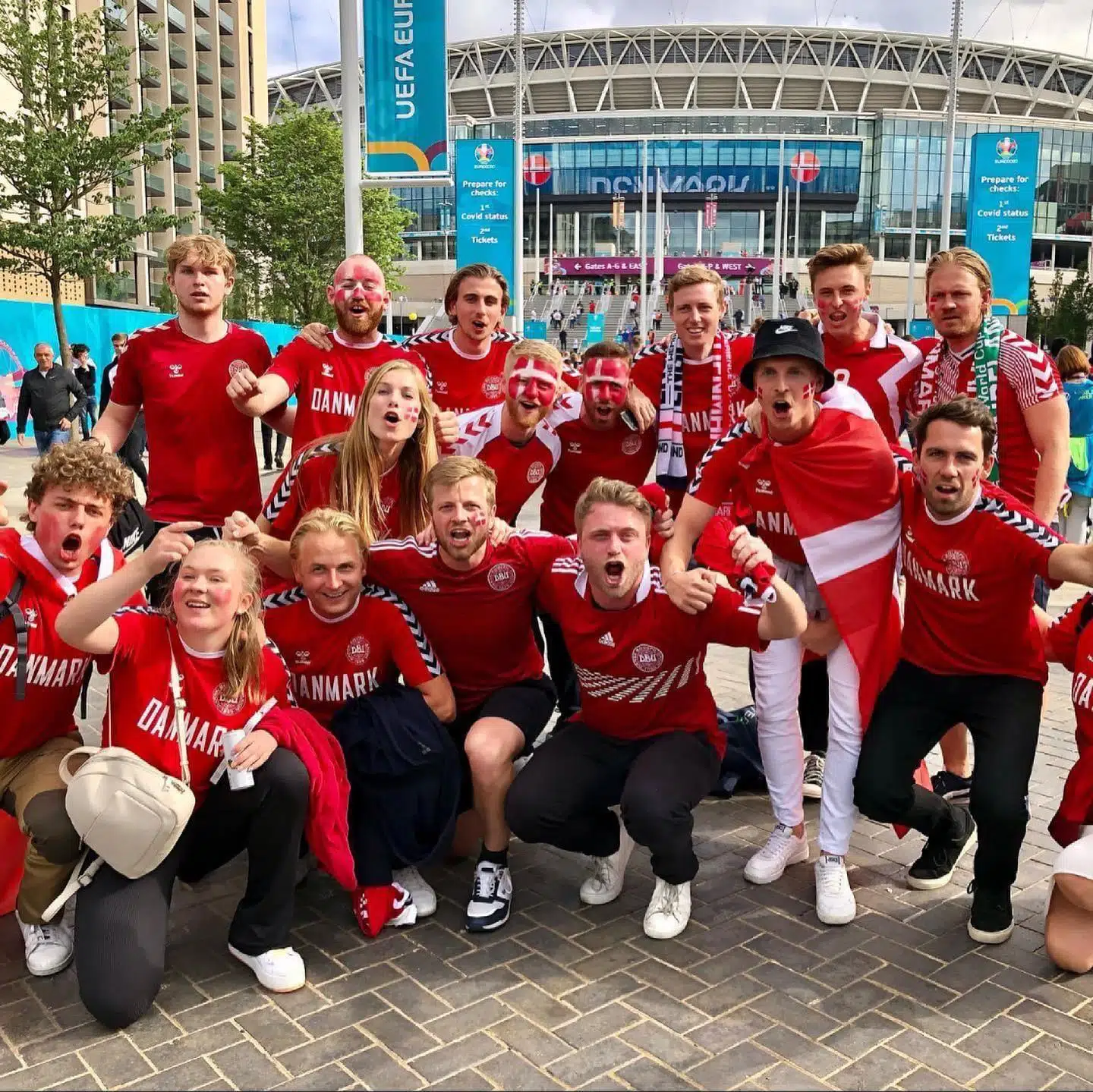 De danske fans var kampklar, inden semifinalen blev fløjtet i gang. Denne gruppe havde ifølge Frederik Linderberg kun gode oplevelser på Wembley onsdag aften. De blev mødt af tilråb, men det var ifølge ham ikke værre end det, man kunne blive mødt af, hvis Brøndby IF og AGF tørnede sammen i Superligaen.