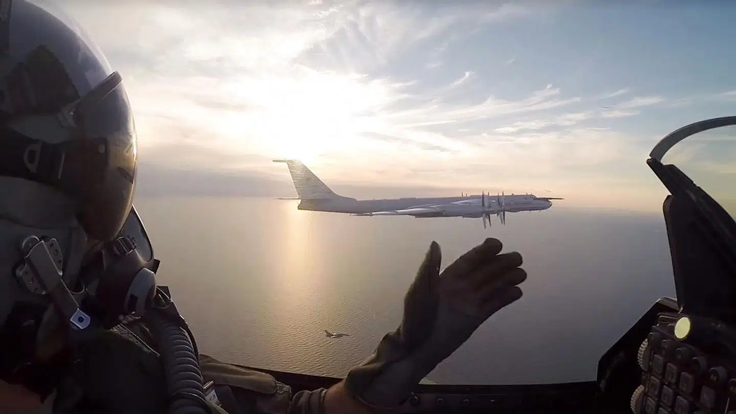 Det danske afvisningsberedskab må jævnligt på vingerne for at afvise russiske fly nær Danmarks luftrum. Det er imidlertid sjældent, at russiske fly rent faktisk krænker dansk luftrum. Her følger danske kampfly et russisk langdistancebombefly over Østersøen nær Bornholm.