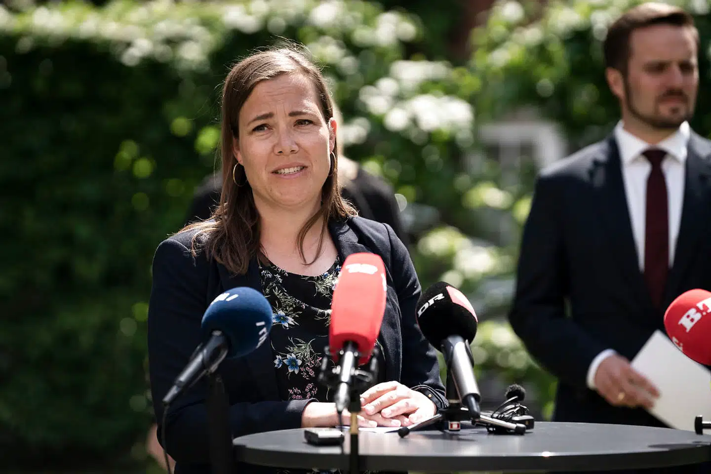 Social- og ældreminister Astrid Krag (S) kritiseres for at trække undersøgelse af de mange coronadødsfald på plejehjemmene i langdrag.