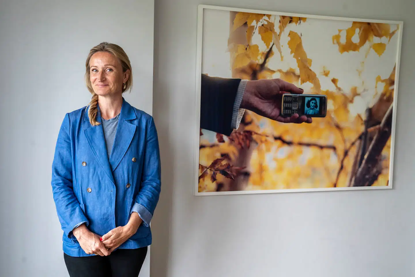 Sarah Müllertz foran den norske kunstner Torbjørn Rødlands værk »Blue Portrait (Nokia N82)« med fotografiet af Anne Frank. Værket minder hende om hendes morfars engagement i modstandskampen.