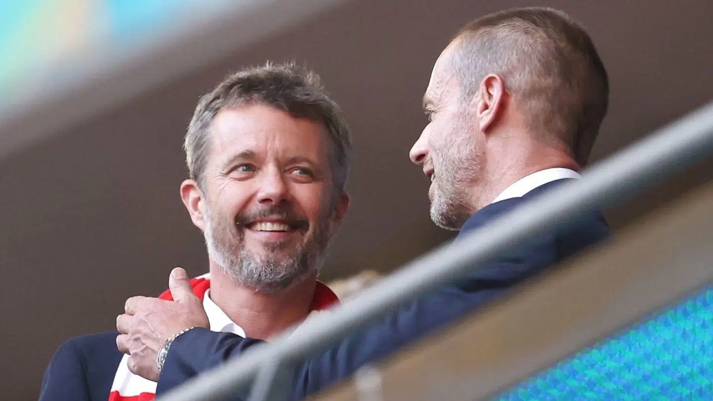 Kronprins Frederik i tæt samtale med den kontroversielle UEFA-præsident, Aleksander Ceferin.