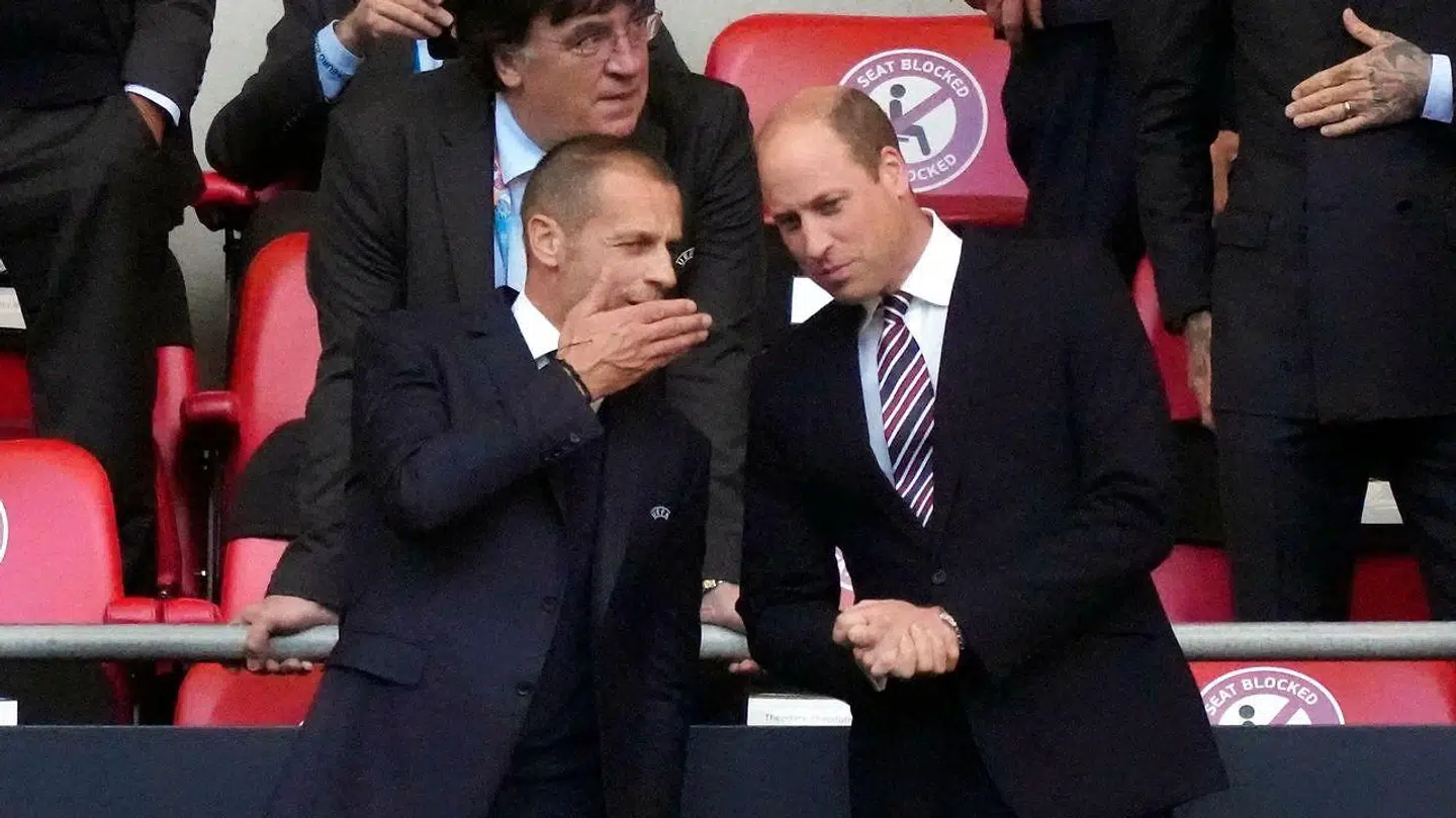 Aleksander Ceferin i samtale med den britiske prins William.