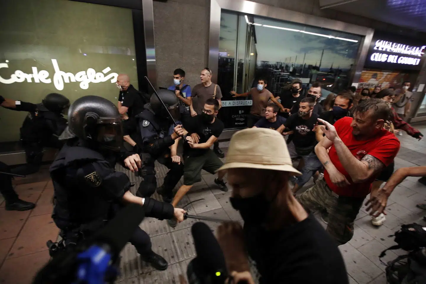 Demonstrationen mod drabet på Samuel Luiz udviklede sig overraskende voldeligt i Madrid, da politiet besluttede at rydde gaden. Regeringens repræsentant i hovedstadsregionen har sat en undersøgelse af episoden i gang.