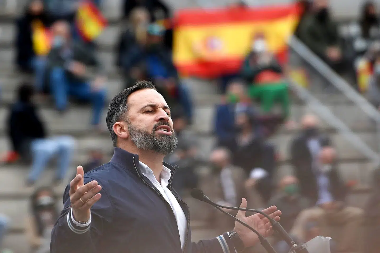 Vox-lederen Santiago Abascal taler under et møde i Madrid. Det højrenationale parti er glad for det spanske flag, men mindre begejstret for det regnbuefarvede.
