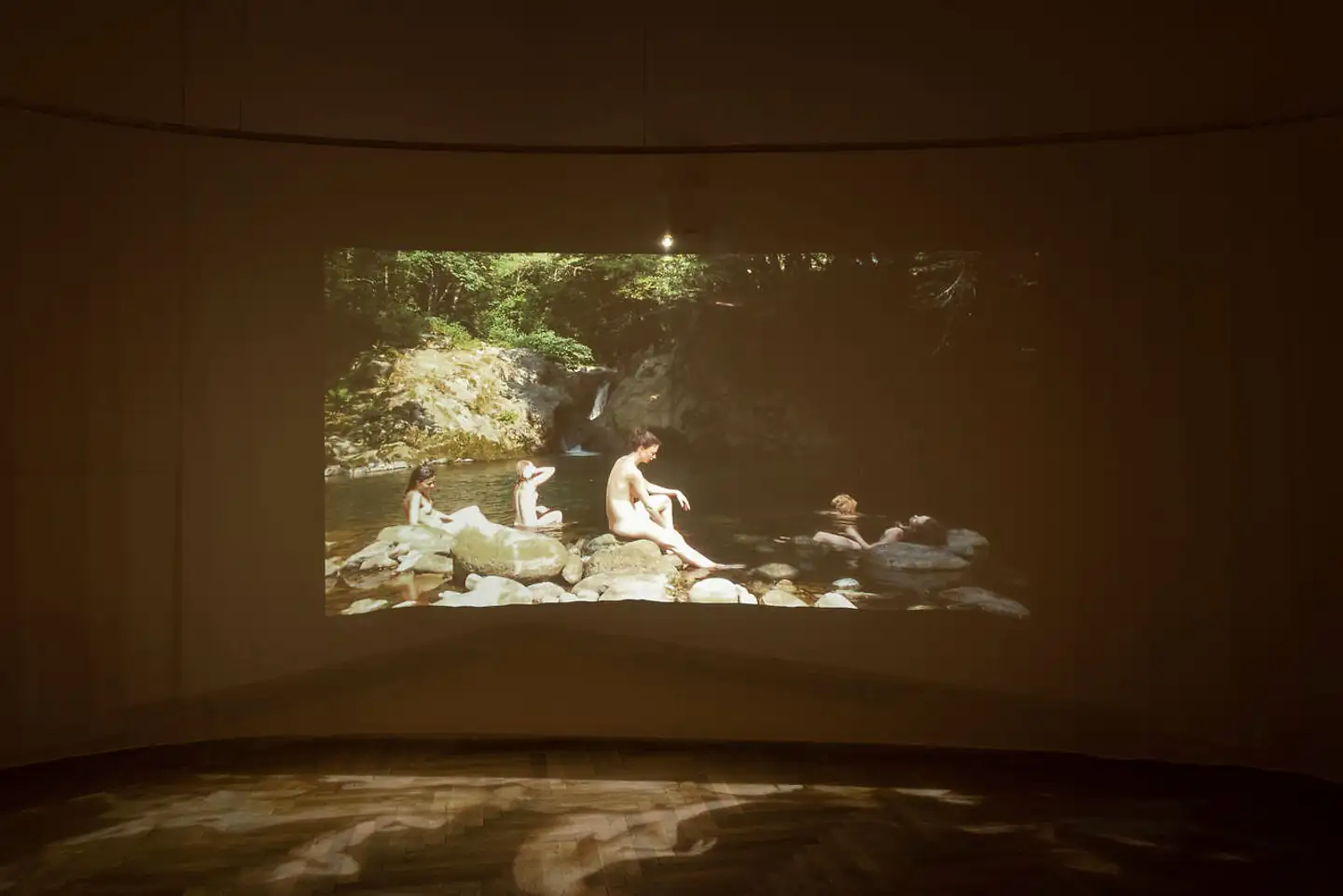 Laure Prouvost er en prisvindende fransk kunster, og udstillingen »Our elastic arm hold in tight through the claouds« har overtaget hele Kunsthal Charlottenborgs nordfløj.