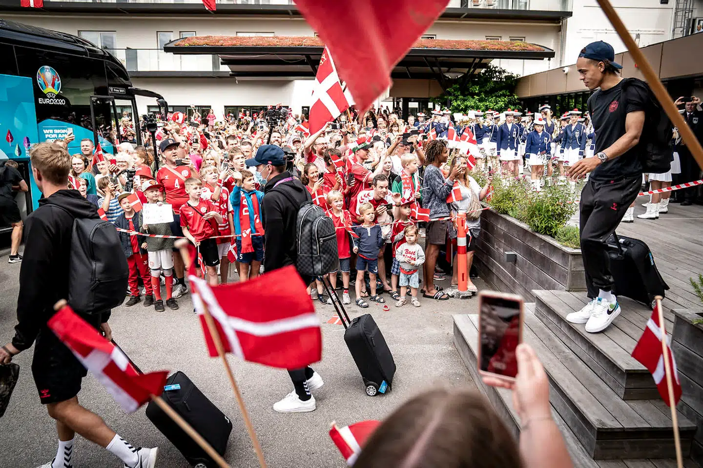 Yussuf Poulsen i forbindelse med at det danske fodboldlandshold forlader Marienlyst Strandhotel i Helsingør. Nu varmer The Sun og B.T. op til aftenens brag med to sjove annoncer.