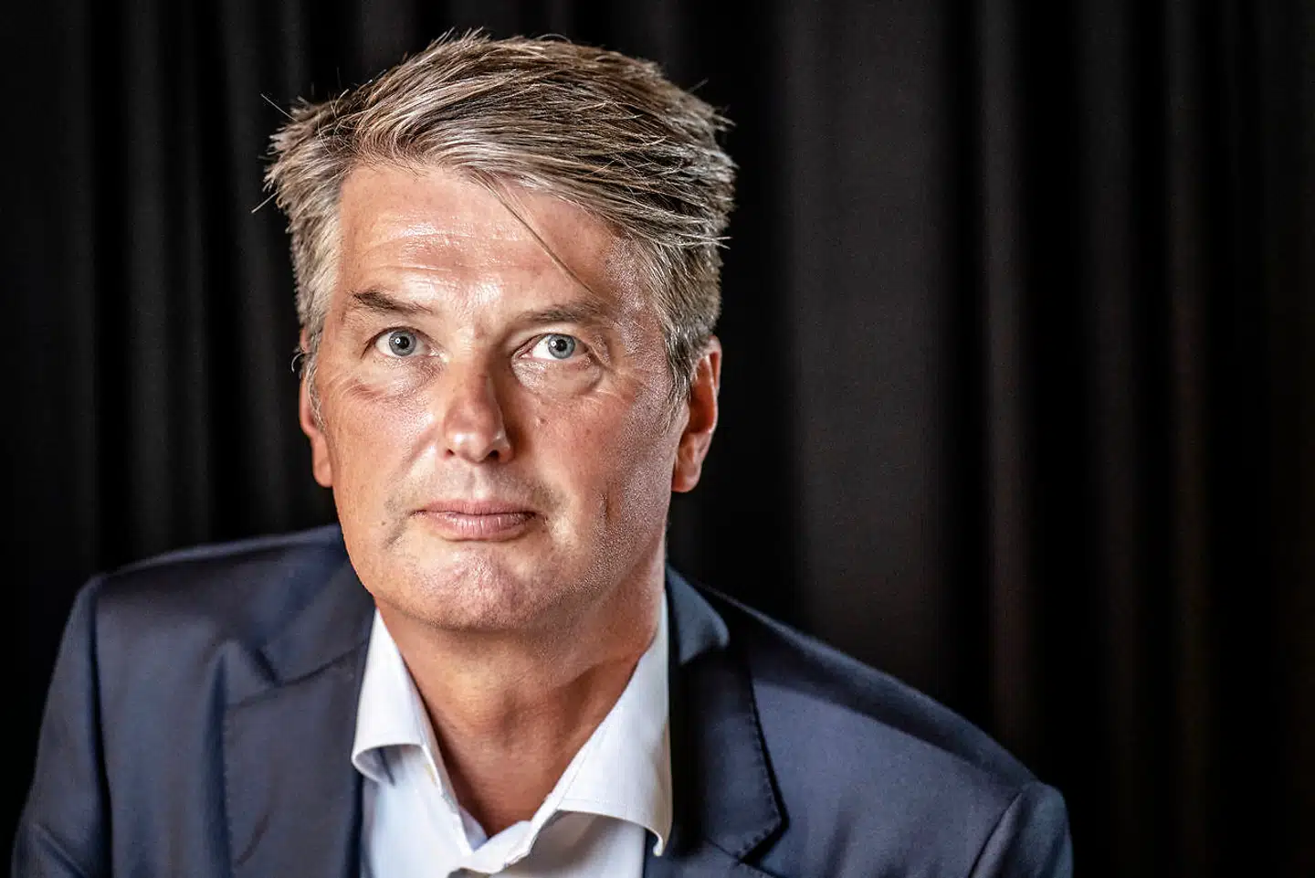 Svenske Kristian Teär har siden 2019 været administrerende direktør for den danske lydproducent Bang & Olufsen. Han har blandt andet en fortid hos den svenske mobilgigant Ericsson og mobilproducenten Sony Ericsson.
