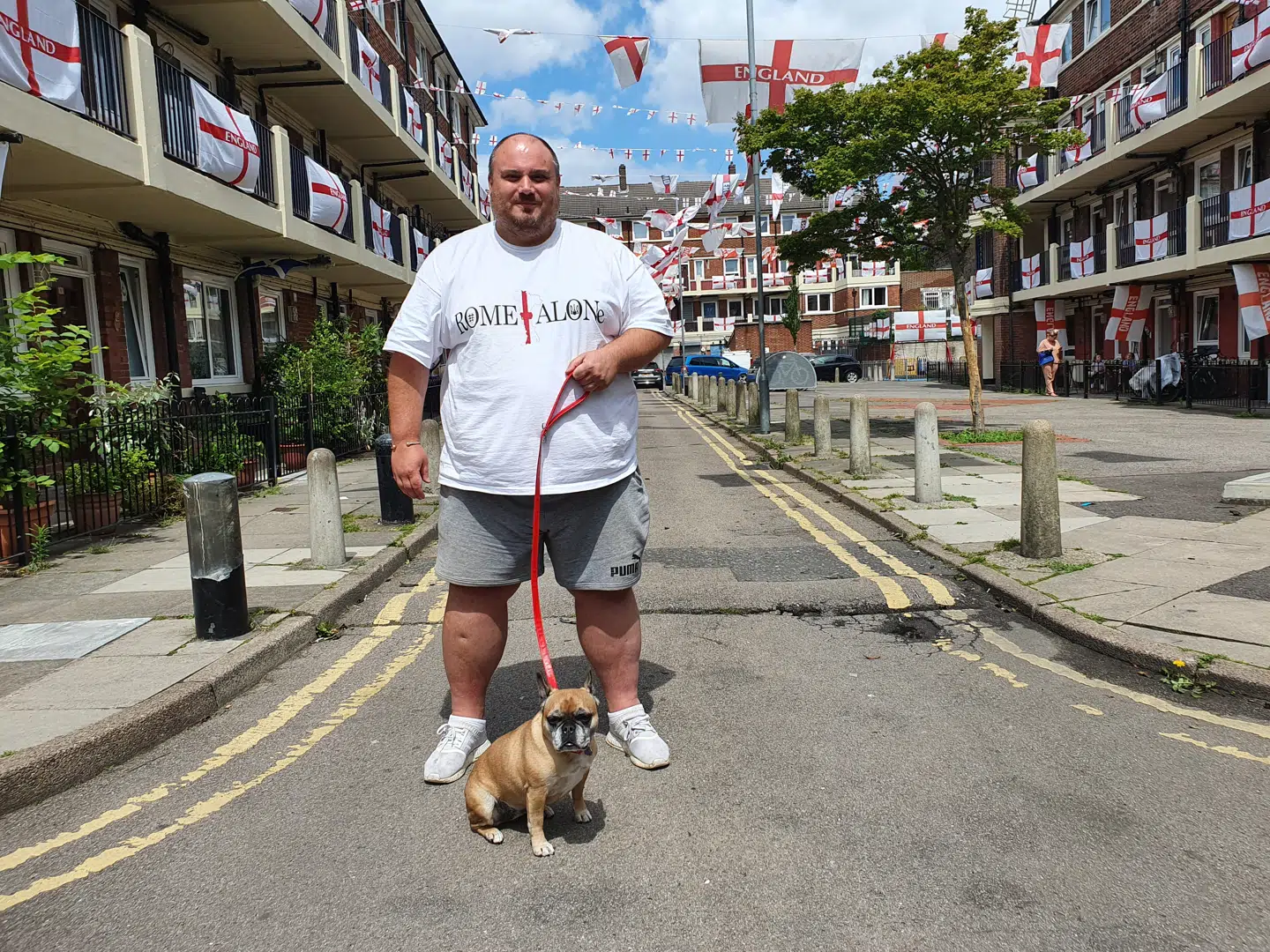 Chris Dowse bor i et af de mere trøstesløse sociale boligkomplekser i London, men han har gjort det til hjemmebane for inkluderende engelsk fodbold af den bedste slags. Det er ikke hans skyld, at så mange håber på et engelsk nederlag.