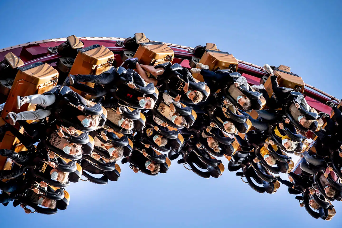 Efter et hårdt år med corona, nedlukninger og mundbind, er Tivoli nu åben igen.