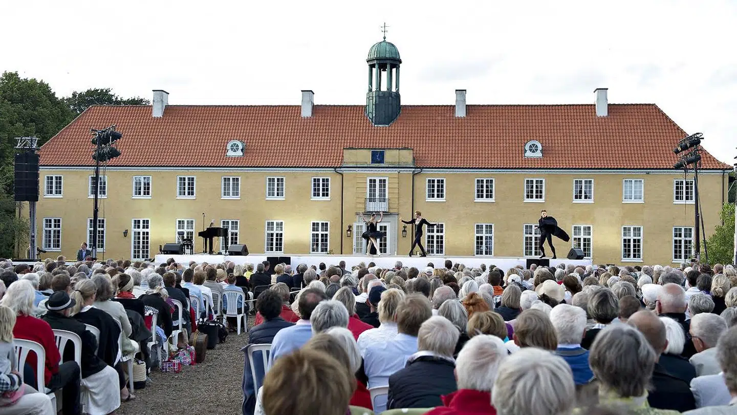 Før pandemien: Verdensballetten danser ved Møllerup Gods på Djursland.