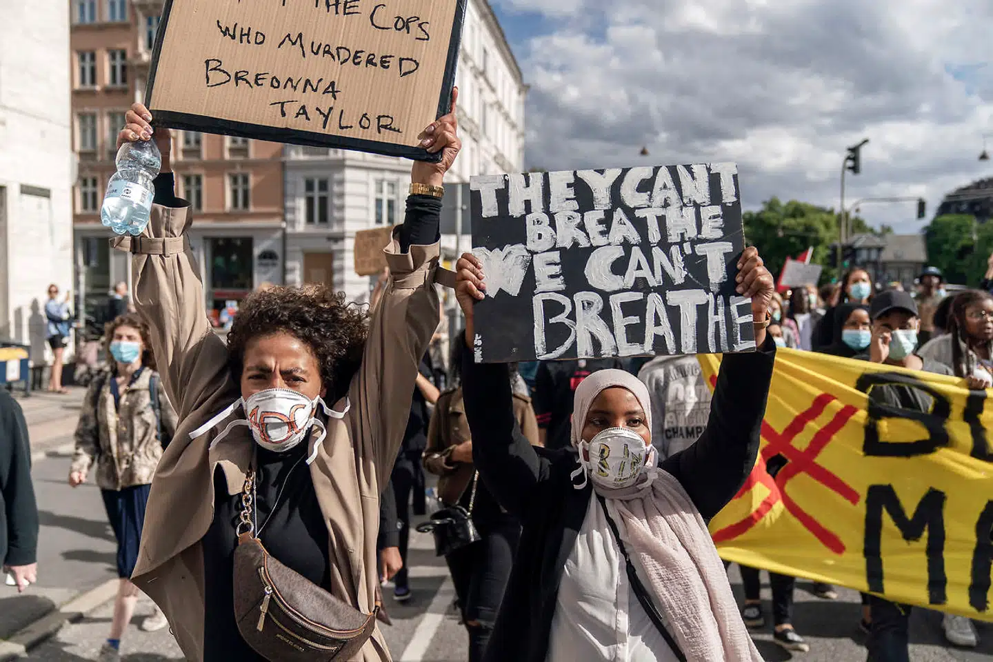 Asta Sekamane (t.v.) til Black Lives Matter demonstration sidste år i anledning af den daværende amerikanske udenrigsminister Mike Pompeos besøg i Danmark.