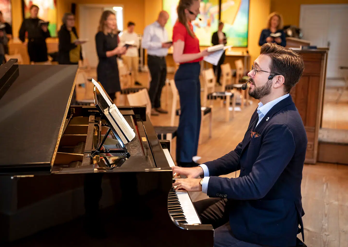 Mads Steffensen var vært på programmet »Fællessang – hver for sig« på DR1, hvor chefdirigent for DR Pigekoret Phillip Faber spillede og sang sig ind i danskernes hjerter.