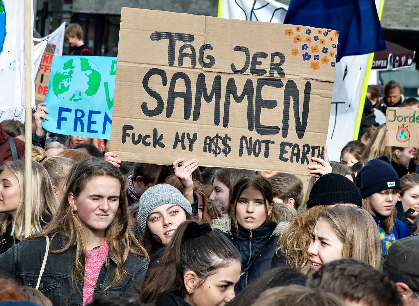 Flere unge lægger samfundsengagementet uden for stemmeboksen, mens ældre medborgere i højere grad holder sig til stemmeboksen og er tøvende i forhold til at slutte sig til aktivismens bevægelser. Graver den forskel en generationskløft, eller gøder den en dialog? Der kan findes eksempler på begge dele, forklarer en CBS-forsker.