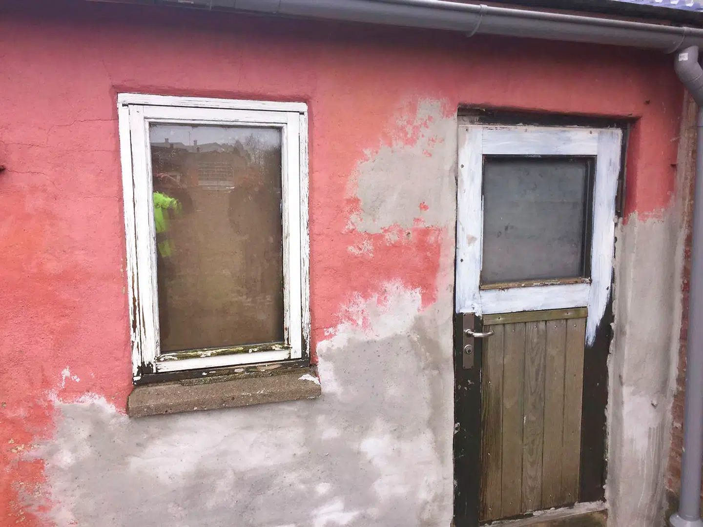 Capitalco ejede eksempelvis denne ejendom i 2020, og tre partnere fra TVC Advokatfirma investerede i ejendommen gennem pantebrevslån i deres private ejendomsselskaber. Huset var forinden blevet erklæret uegnet til mennekebolig på grund af skimmelsvamp, men blev alligevel solgt videre internt i netværket til en markant højere pris.